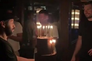 野球场肘姐：看我的胯下跳投，这姿势标准吗？🙊